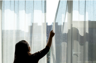 即使待在家也會變黑變老？紫外線穿透玻璃真相與最完整防曬方法 | 室內防曬 × UVA防曬完全指南